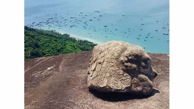 Ma Thiên Lanh est le plus haut sommet de l'île de Hon Son, une destination attrayante pour ceux qui aiment escalader les montagnes et explorer la nature à Kiên Hai. Photo : vtcnews.vn