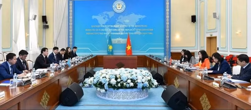 La consultation politique, présidée par la vice-ministre des AE Lê Thi Thu Hang et son homologue kazakh, A. Bakayev. Photo : baoquocte.vn