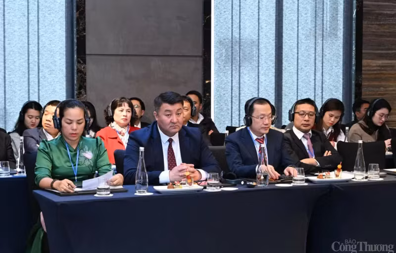 De nombreuses entreprises vietnamiennes participent à l'événement pour promouvoir la coopération commerciale et d'investissement entre le Vietnam et le Kirghizistan. Photo : baocongthuong