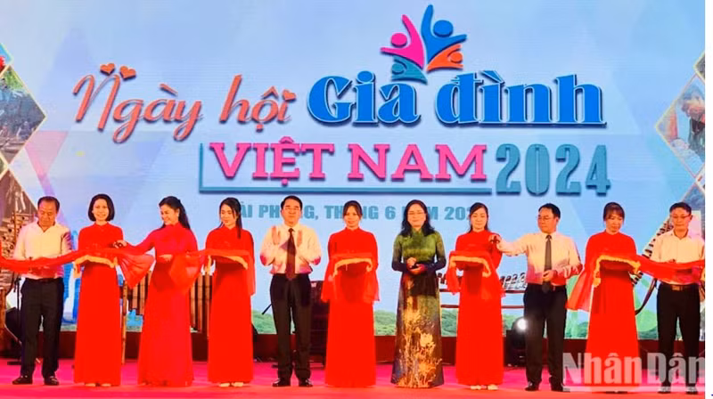 Lors de la cérémonie d’ouverture du Festival de la famille vietnamienne 2024. Photo: NDEL