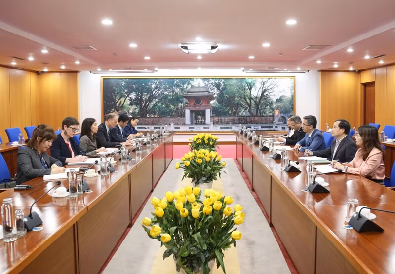 Lors de la rencontre entre le vice-ministre vietnamien des Finances, Vo Thành Hung, et la coordonnatrice résidente de l’ONU au Vietnam, Pauline Tamesis. Photo: thoidai