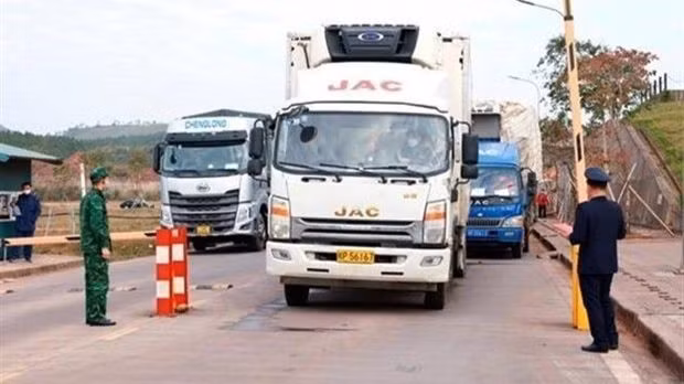 Marchandises exportées via la porte frontière de Mong Cai. Photo : VNA