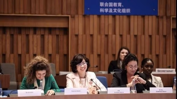L’ambassadrice et représentante permanente du Vietnam auprès de l'UNESCO Le Thi Hong Van (au milieu) participe au dialogue. Photo: VNA