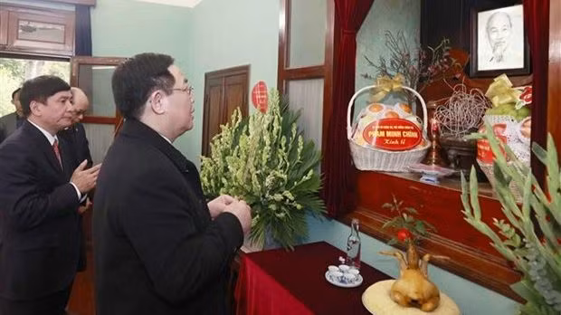 Le Président de l'Assemblée nationale Vuong Dinh Huê offre de l'encens en hommage au défunt Président Hô Chi Minh à la Maison 67. Photo : VNA.