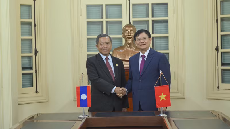 Tran Van Tuy (à droite), président de l’Association d’Amitié Vietnam-Laos, a reçu, en juillet 2022, le docteur Boviengkham Vongdara, président du Comité central de l’Association d’Amitié Laos — Vietnam. Photo : thoidai.com.vn