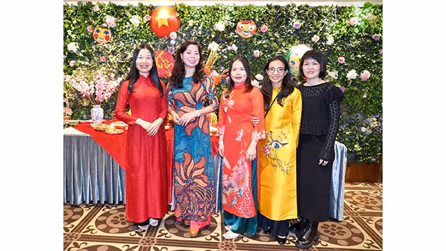 L'image du gracieux "ao dài" (tunique traditionnelle vietnamienne) est apparue lors de l'événementdu Têt communautaire de l'année du Dragon 2024 célébré par la communauté vietnamienne à Hong Kong et à Macao. Photo : baoquocte.vn