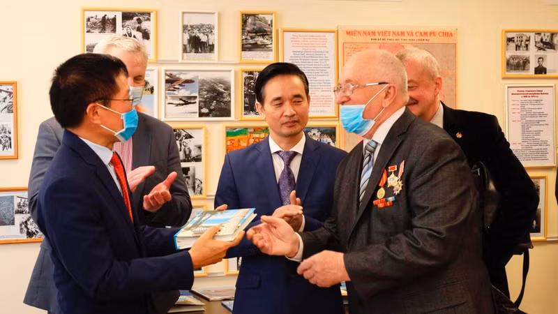 Le président de l'Association des Vietnamiens de la province de Sverdlovsk, Lê Thành Dô (au milieu) et une délégation d'anciens combattants de la région de l'Oural visitant la salle d'exposition. Photo : Association des Vietnamiens dans la province de Sverdlovsk.
