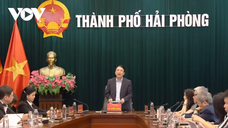 Le vice-président du Comité populaire de la ville de Hai Phong, Lê Khac Nam, s'exprime lors de la conférence pour faire le bilan des activités de 2023 et discuter des tâches de 2024 du Comité de campagne de l’UNESCO. Photo : VOV.