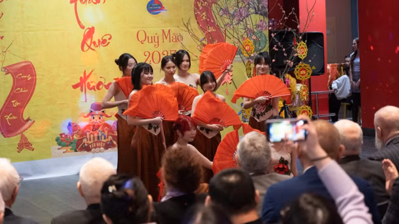 Un numéro artistique représenté par des jeunes vietnamiens lors du programme « Xuân Quê huong » (Printemps au pays natal) à l’occasion du Têt traditionnel 2023. Photo : Thanh Thê/NDEL. Un numéro artistique représenté par des jeunes vietnamiens lors du programme « Xuân Quê huong » (Printemps au pays natal) à l’occasion du Têt traditionnel 2023. Photo : Thanh Thê/NDEL.