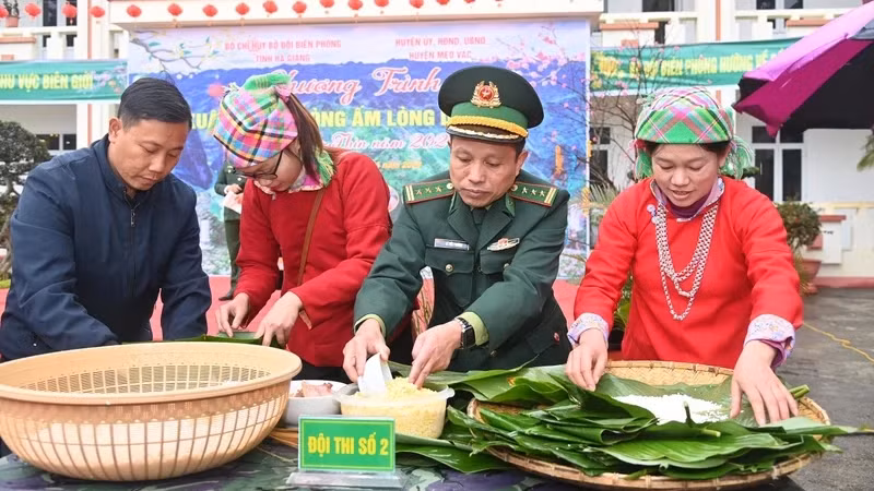 Le dirigeant du commandement des gardes-frontières de la province de Hà Giang et les habitants préparent le "banh chung" (gâteau du Têt). Photo : NDEL.
