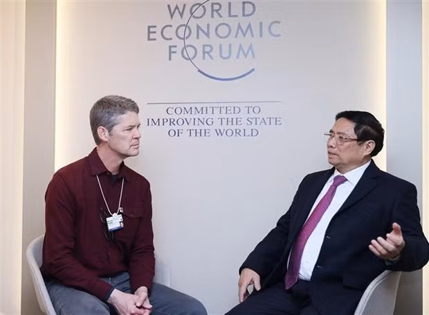 Le Premier ministre Pham Minh Chinh (à droite) et Michael Punke, vice-président des politiques publiques internationales d'Amazon Web Services. Photo : VNA.