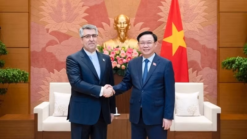 Le Président de l'AN vietnamienne, Vuong Dinh Huê (à droite), a reçu le 25 juillet 2023 l'ambassadeur iranien Ali Akbar Nazari au bâtiment de l'Assemblée nationale. Photo : VOV. Le Président de l'AN vietnamienne, Vuong Dinh Huê (à droite), a reçu le 25 juillet 2023 l'ambassadeur iranien Ali Akbar Nazari au bâtiment de l'Assemblée nationale. Photo : VOV.