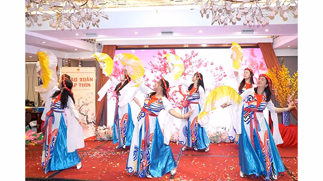 Des spectacles artistiques imprégnés de la culture vietnamienne ont également été préparés par la communauté vietnamienne à Hong Kong et à Macao. Photo : baoquocte.vn
