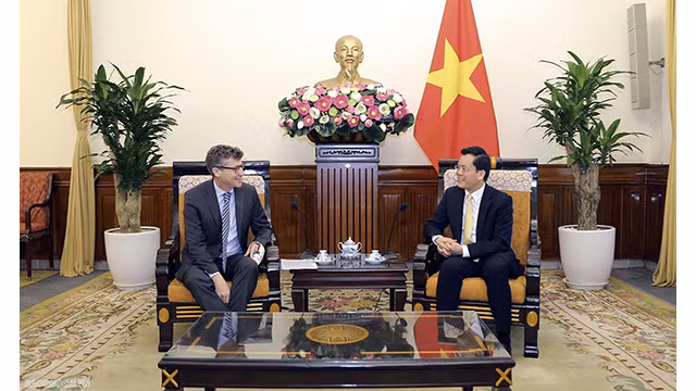 Le représentant en chef de l'UNESCO au Vietnam, Jonathan Wallace Bake félicite le Vietnam pour avoir été élu par l'UNESCO et ses pays membres aux mécanismes importants. Photo : baoquocte.vn Le représentant en chef de l'UNESCO au Vietnam, Jonathan Wallace Bake félicite le Vietnam pour avoir été élu par l'UNESCO et ses pays membres aux mécanismes importants. Photo : baoquocte.vn