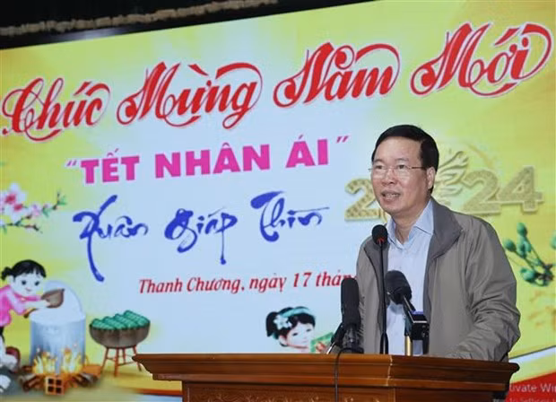 Le Président Vo Van Thuong s'exprime à la foire du district de Thanh Chuong pour accueillir le Printemps. Photo : VNA. Le Président Vo Van Thuong s'exprime à la foire du district de Thanh Chuong pour accueillir le Printemps. Photo : VNA.