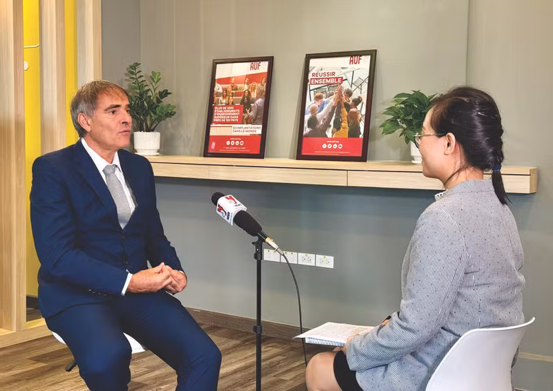 Le Prof. Laurent Sermet, directeur régional de l’AUF Asie-Pacifique, lors d’un entretien exclusif accordé au Courrier du Vietnam. Photo : Hà Quynh/CVN. 