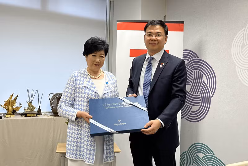 L'ambassadeur vietnamien, Pham Quang Hiêu (à droite), et Koike Yuriko, gouverneure de la ville. Photo: baoquocte