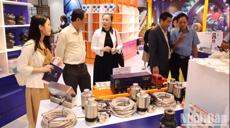 Les entreprises mécaniques et électriques de Hô Chi Minh-Ville présentent leurs produits dans la salle d'exposition du Centre de promotion du commerce et des investissements de Hô Chi Minh-Ville. Photo: VNA