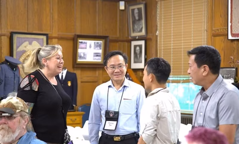 Le vice-président de la province de Quang Binh, Hoang Xuan Tan (chemise bleue), discute avec Christine Ebrey, présidente du Conseil national de spéléologie des États-Unis. Photo : NDEL