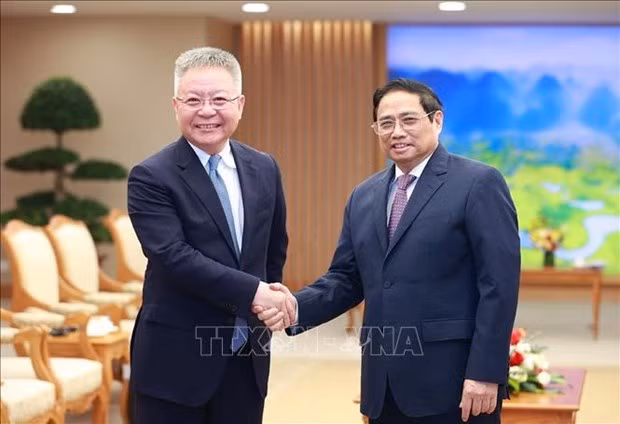 Le Premier ministre Pham Minh Chinh (à droite) et le secrétaire du Comité du PCC de la province du Hainan (Chine), Shen Xiaoming. Photo : VNA.