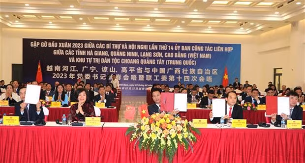 Les provinces de Cao Bang, Lang Son, Quang Ninh et Ha Giang et la région autonome Zhuang du Guangxi ont signé un protocole d’accord de coopération dans la formation des cadres entre les parties pour la période 2023-2027 et huit autres protocoles d'accord dans divers domaines. Photo : VNA