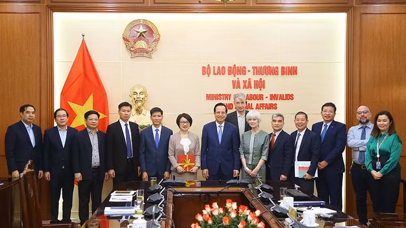 Lors de la cérémonie d'acceuil de l'équipe de retour à l'aéroport international de Nôi Bài en banlieue de la capitale Hanoï. Photo : VNA.