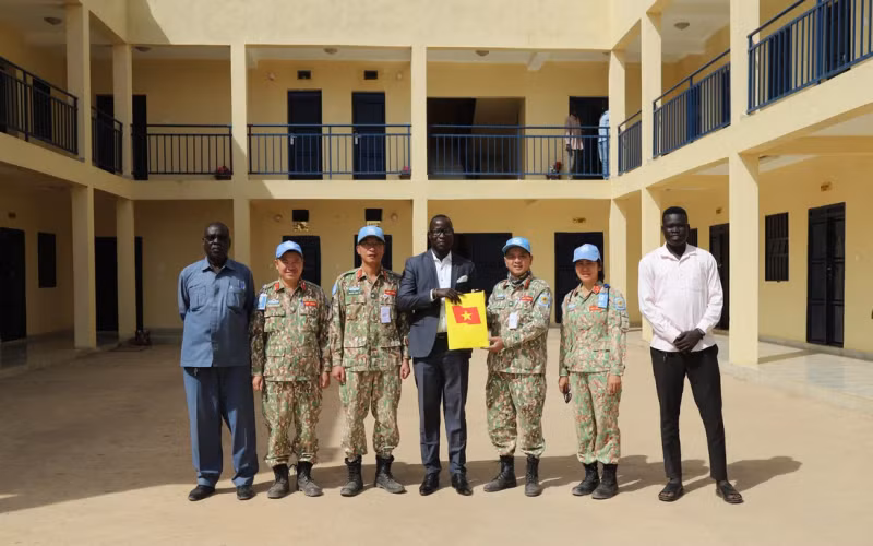 L’Unité de génie militaire du Vietnam des cadeaux aux agences médicales de la mission FISNUA à l'occasion de la Journée des médecins vietnamiens. Photo : phunuvietnam.vn L’Unité de génie militaire du Vietnam des cadeaux aux agences médicales de la mission FISNUA à l'occasion de la Journée des médecins vietnamiens. Photo : phunuvietnam.vn