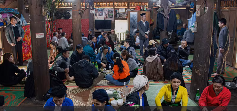 La famille de M. Xa Van Vi se réunit autour d'un repas de fin d'année, commençant un Têt chaleureux dans une maison sur pilotis vieille de plus de 30 ans. Photo : nhandan.vn