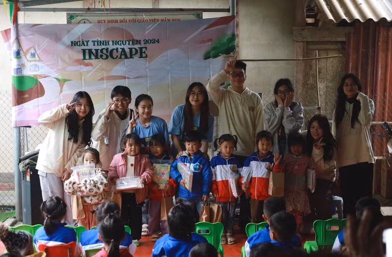 Les jeunes du projet Stripe et les enfants lors de la Journée du Volontariat 2024. Photo : nhandan.vn Les jeunes du projet Stripe et les enfants lors de la Journée du Volontariat 2024. Photo : nhandan.vn
