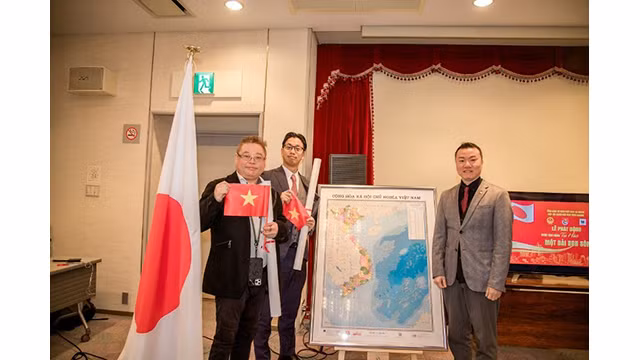 L'Association d'Amitié Vietnam - Japon recoit une carte du Vietnam. Photo : Comité d'organisation. 