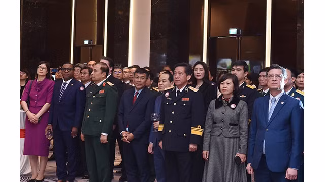 Les délégués présents à la cérémonie de commémoration du 64e anniversaire de l'empereur Naruhito. Photo : VGP.