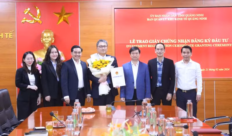 Remises des certificats d’investissement à deux projets d’investissement direct étranger (IDE) à Quang Ninh. Photo : baodautu.vn