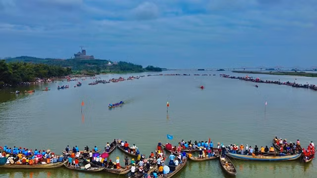 Le festival des courses de bateaux Tinh Long. Photo : kinhtedothi.vn