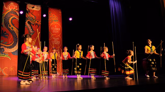 La danse folklorique des minorités vietnamiens est interprétée par des enfants français et vietnamiens nés en France. Photo : Dào Hoàng, Nguyên Anh/Journal Nhân Dân.