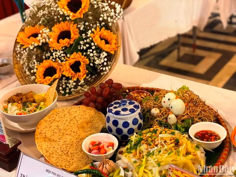 Les galettes de riz Tuy Loan et le célèbre plat de nouilles Quang. Photo : Nhandan.vn Les galettes de riz Tuy Loan et le célèbre plat de nouilles Quang. Photo : Nhandan.vn