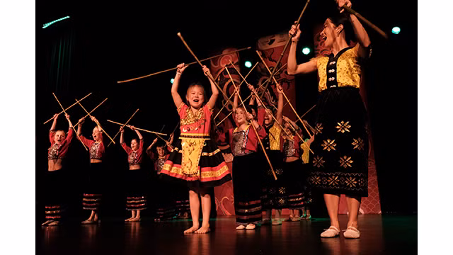 La danse folklorique des minorités vietnamiens est interprétée par des enfants français et vietnamiens nés en France. Photo : Dào Hoàng, Nguyên Anh/Journal Nhân Dân.