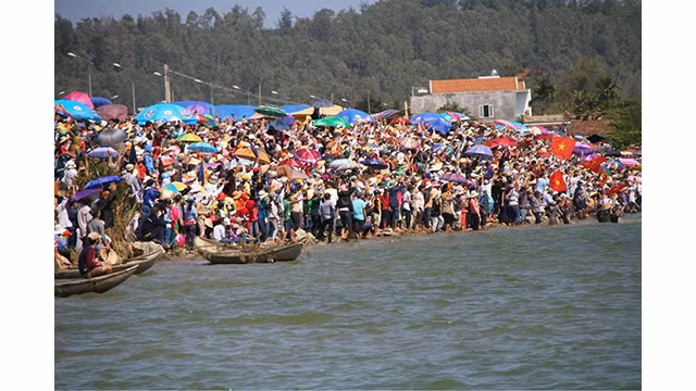 Le festival des courses de bateaux Tinh Long sur la rivière Trà Khuc attire de nombreux visiteurs. Photo : kinhtedothi.vn