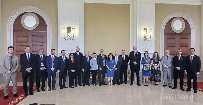 Le ministre Nguyên Hông Diên et les délégués en marge de la réunion ministérielle du Groupe des pays exportateurs des produits agricoles (Groupe de Cairns). Photo : baocongthuong.vn