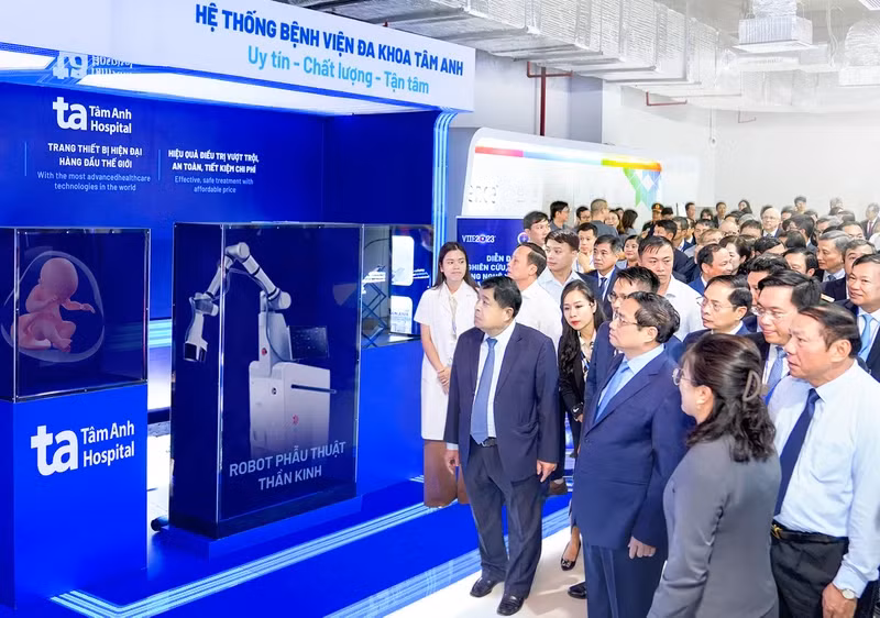 Le Premier ministre vietnamien Pham Minh Chinh visite le stand de l'Hôpital Tâm Anh lors du Salon international de l'innovation du Vietnam 2023. Photo : nhandan.vn