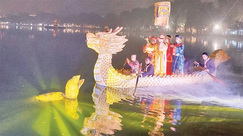 Le spectacle reproduisant le Roi Lê Thai Tô en bateau-dragon remettant la précieuse épée à la tortue magique sur le lac Hoàn Kiêm. Photo : NDEL.
