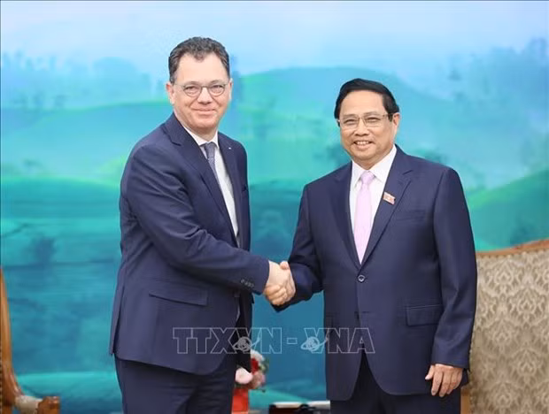 Le Premier ministre Pham Minh Chinh (à droite) et le ministre roumain de l’Économie, de l’Entrepreneuriat et du Tourisme, Ștefan-Radu Oprea. Photo : VNA.
