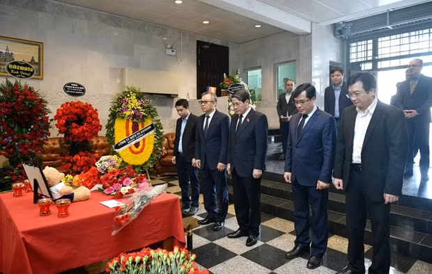 Le vice-président de l’AN Nguyên Duc Hai présente ses condoléances à l'ambassade de Russie. Photo : quochoi.vn