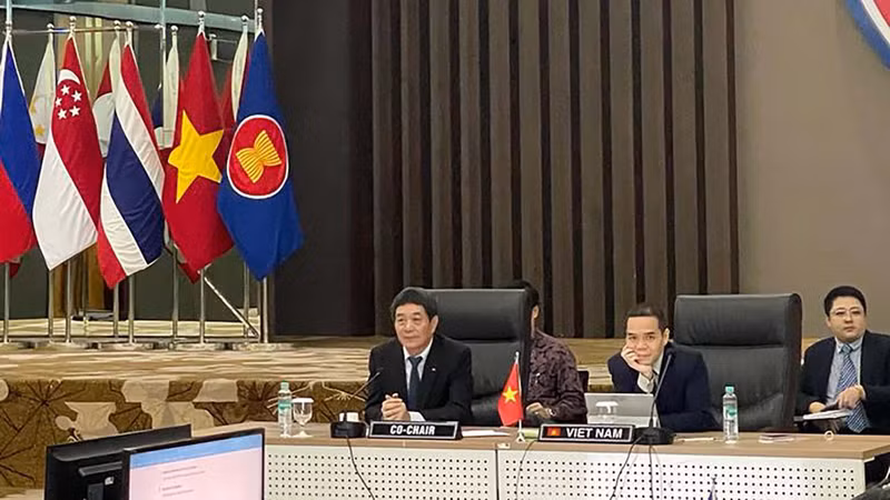 L'ambassadeur Nguyen Hai Bang et l'ambassadeur sud-coréen auprès de l'ASEAN, Lee Jang-keun, ont coprésidé la réunion. Photo: baoquocte
