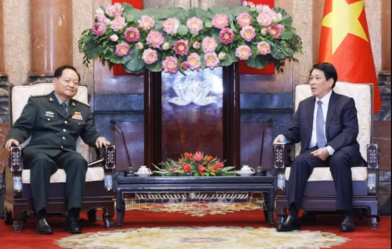 Le président Luong Cuong (droite) a reçu le 25 octobre à Hanoï le vice-président de la Commission militaire centrale de Chine, le général de corps d’armée Zhang Youxia. Photo : VNA.