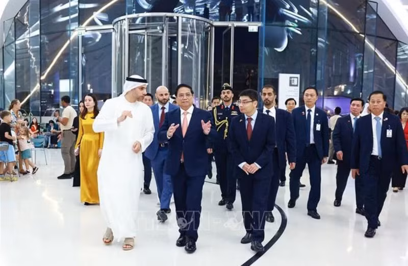 Le Premier ministre Pham Minh Chinh visitant le Musée du futur, un monument consacré aux démarches innovantes scientifiques et futuristes, situé dans le quartier financier Financial district de Dubaï, aux Émirats arabes unis. Photo : VNA.