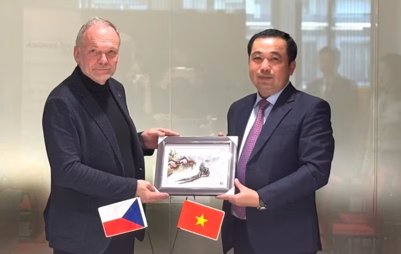 Tran Duc Thang, membre du Comité central du Parti et secrétaire du Comité provincial du Parti (à droite), offre un cadeau à un représentant tchèque. Photo : baohaiduong.