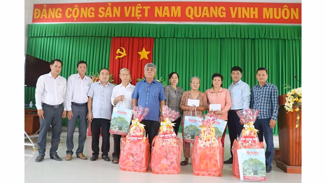 Le chef adjoint du bureau de représentation du Journal Nhân Dân à Cân Tho, Duong Hông Lâm offre des cadeaux du Têt aux familles bénéficiaires des politiques sociales et aux ménages pauvres dans la province de Trà Vinh. Photo : NDEL.