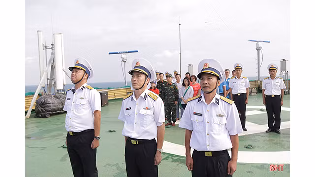 Tous les officiers et soldats de la plate-forme DK1/10 et les délégués ont chanté l'hymne national. Photo : baohatinh.vn