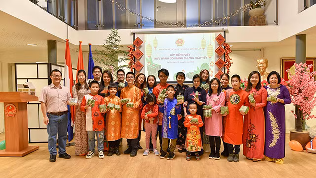 Une classe de vietnamien aux Pays-Bas, en collaboration avec l'ambassade du Vietnam dans ce pays, a organisé un programme spécial pour les élèves de la classe. Photo : baoquocte.vn