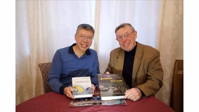 Viktor Alekseevich Petrov (à droite) partage les souvenirs de l'ancien chef de la délégation de négociation Nguyên Thi Binh. Photo : VNA.